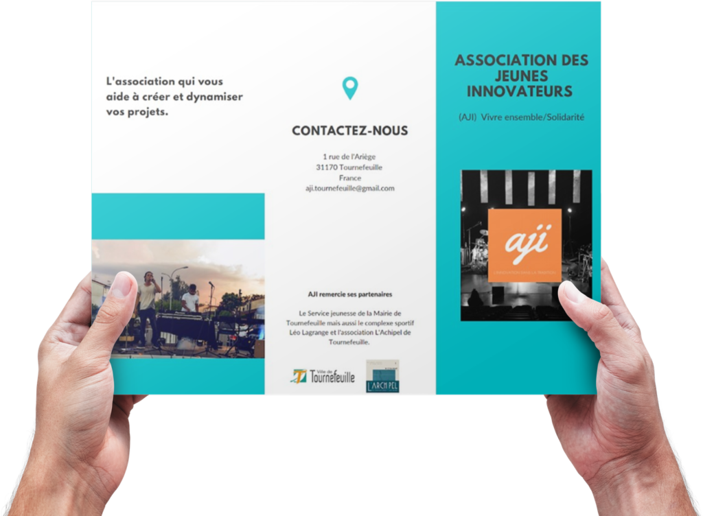 Mockup d'une brochure trois volets tenue dans les mains d'un homme en POV