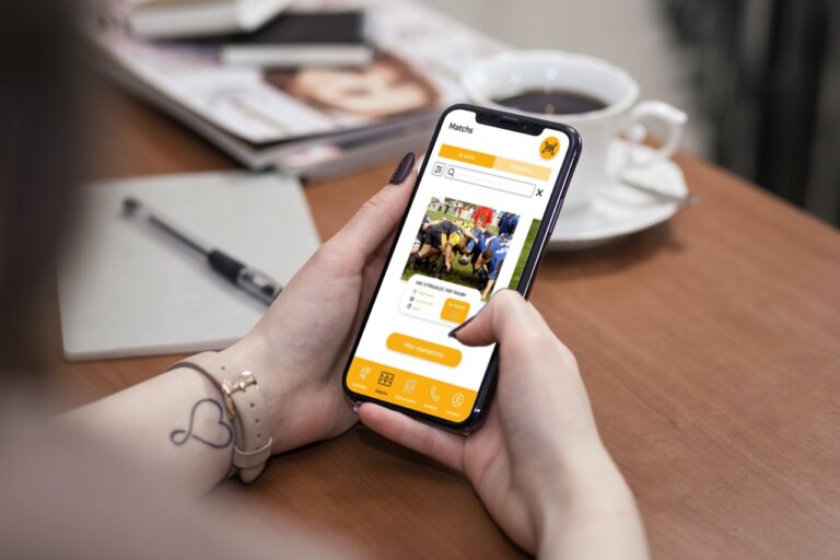 Mockup d'un téléphone tenu dans les mains qui affiche un projet d'application créée par Cédric Rouzès